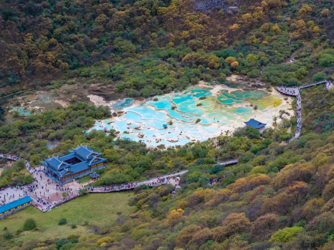 國內(nèi)景區(qū)客流高位運(yùn)行 黃龍創(chuàng)紀(jì)錄與黃果樹飽和現(xiàn)象探析